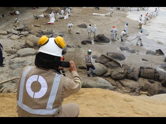 ⁣OEFA participa en la limpieza de las playas de Talara tras derrame de petróleo