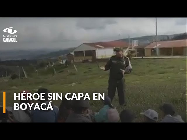 ⁣Policía enseña a tejer bufandas con los dedos para regalarlas en Navidad