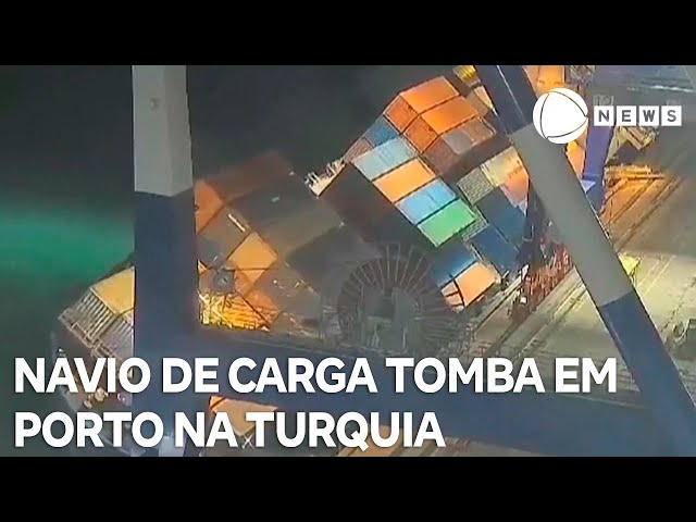 ⁣Navio de carga tomba em porto na Turquia