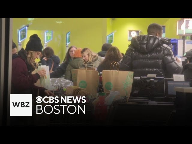 ⁣Busy night for shoppers and travelers in final hours before Christmas Eve