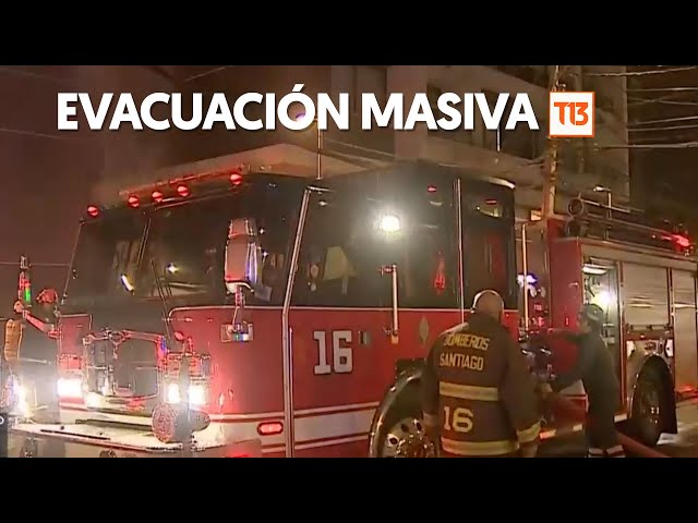 ⁣Masiva evacuación por incendio en piso 25 de edificio