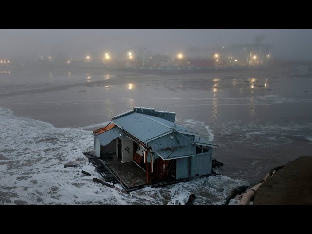 ⁣Massive waves destroy Santa Cruz Wharf in California