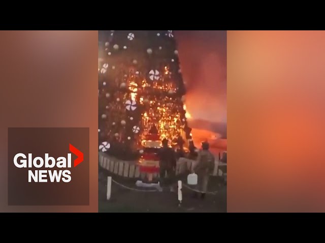 ⁣Christmas tree burning: Syrians protest in Damascus after Hama incident