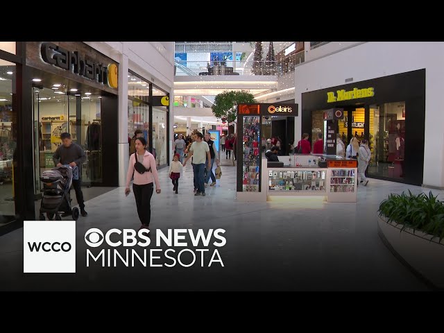 ⁣Last-minute shoppers hit Mall of America for Christmas Eve