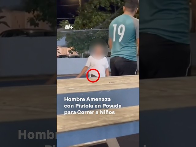 ⁣Hombre Amenaza con Pistola en Posada para Correr a Niños