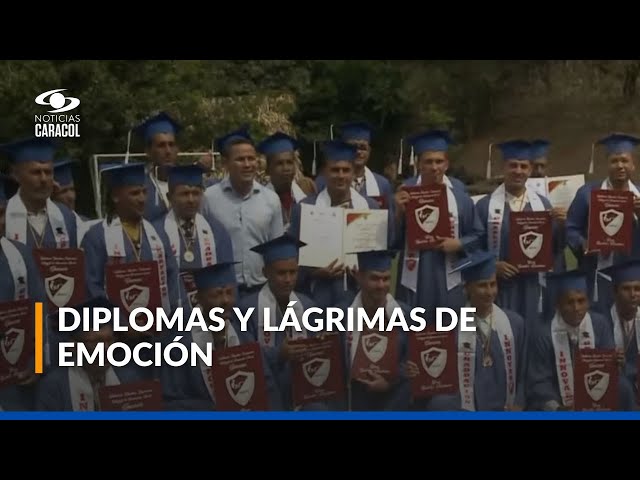 ⁣Emotiva ceremonia: 77 habitantes en condición de calle se graduaron de bachilleres