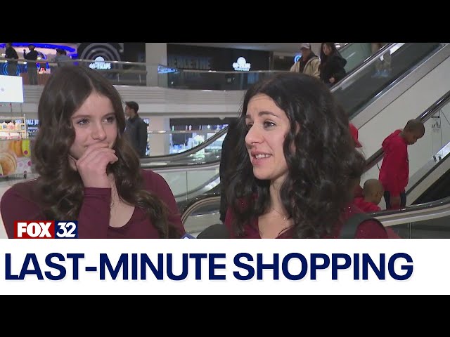 ⁣Last-minute shoppers dash to Woodfield Mall before Christmas