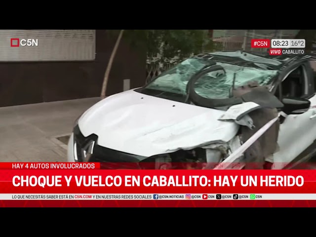 ⁣CHOQUE y VUELCO en CABALLITO: una CAMIONETA IMPACTÓ 4 VEHÍCULOS