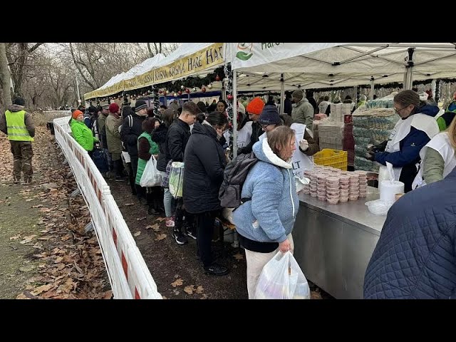 ⁣Miles de personas reciben alimentos y platos calientes en una campaña benéfica navideña en Bu…