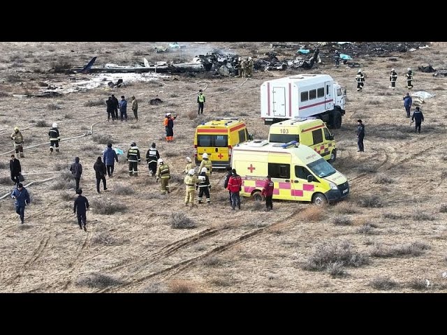 ⁣Un avión de pasajeros de Azerbaiyán Airlines se estrella cerca de la ciudad kazaja de Aktau