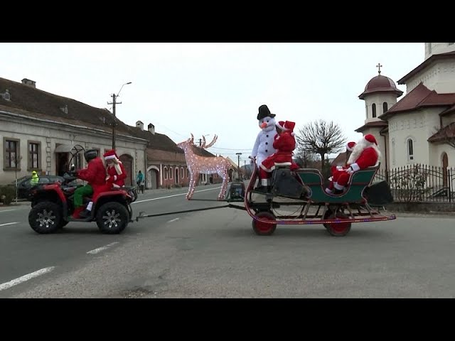 ⁣En Roumanie, le défilé du Père Noël apporte joie et friandises