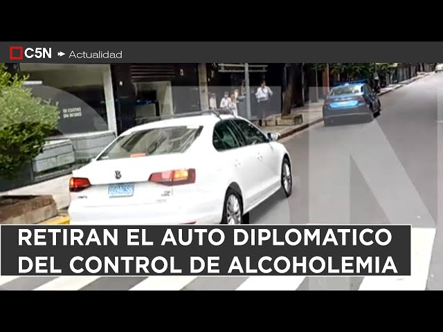 ⁣RETIRAN el AUTO DIPLOMATICO del CONTROL de ALCOHOLEMIA