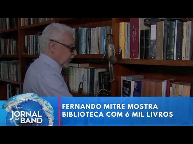 ⁣Fernando Mitre mostra biblioteca com 6 mil livros | Jornal da Band