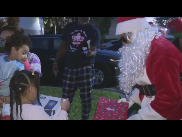 ⁣Teens spread joy to Broward County children on Christmas Day