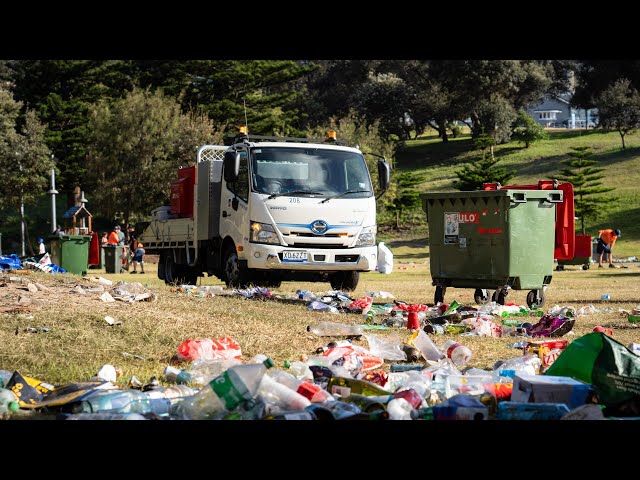 ⁣Bronte Beach Christmas Day party leaves trail of garbage