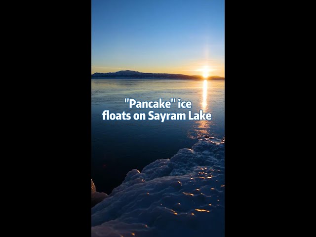 ⁣"Pancake" ice floats on Sayram Lake in Xinjiang, China