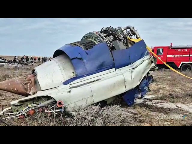 ⁣Imágenes revelan cómo quedó avión que se estrelló en Kazajistán