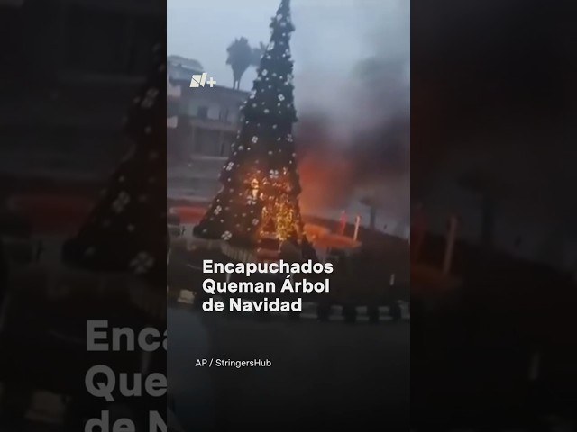 ⁣Encapuchados queman árbol de navidad monumental en Siria #nmas #shorts #siria