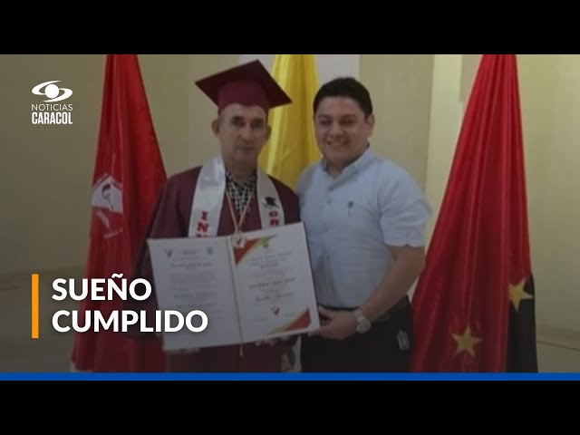 ⁣Hombre se graduó de bachiller a los 62 años de edad: el profesor fue su propio hijo