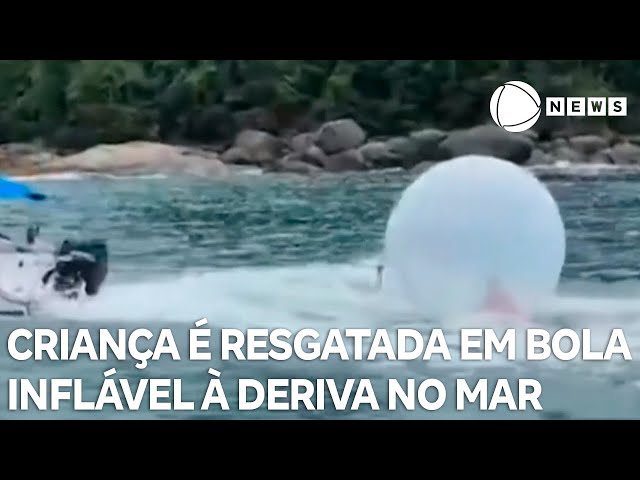 ⁣Criança é resgatada em bola inflável à deriva no mar