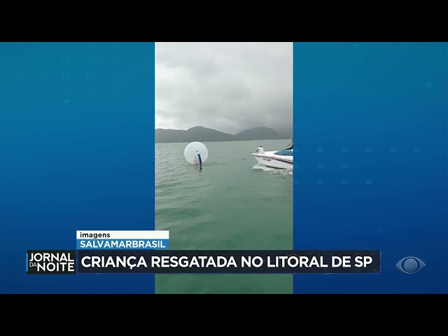 ⁣Criança é resgatada após ficar à deriva no mar em bolha inflável