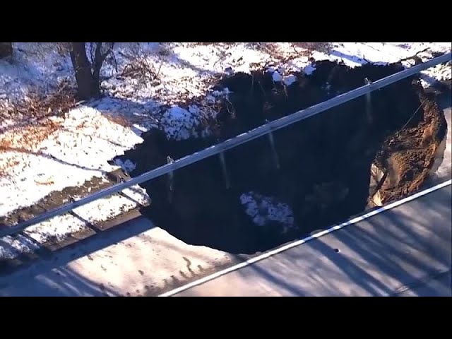 ⁣Les images impressionnantes d'un gouffre sur une autoroute à New Jersey