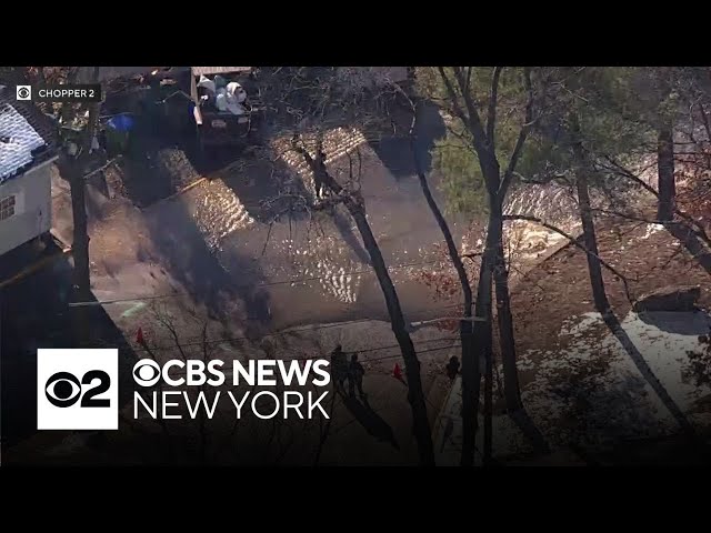 ⁣Bottled water being distributed in Edison, N.J. after water main break