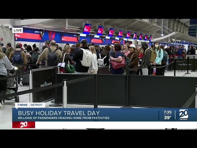 ⁣Checking in at Detroit Metro Airport on a busy travel day