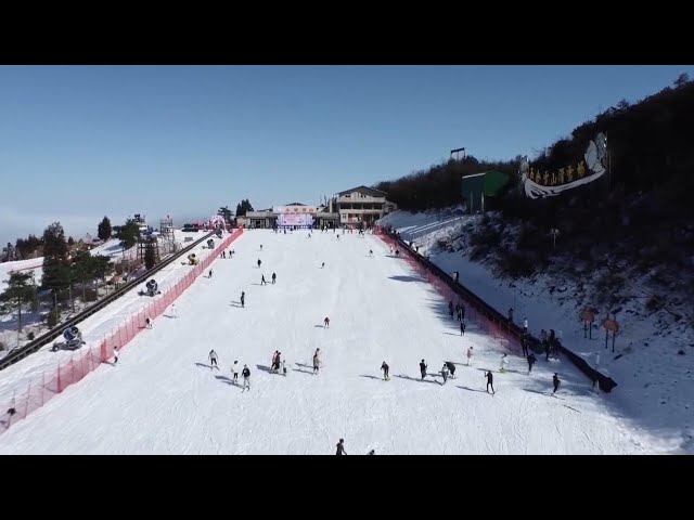 ⁣GLOBALink | Tourists enjoy winter sports in SW China's mountains