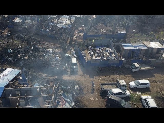 ⁣Le nettoyage se poursuit à Mayotte près de deux semaines après le passage du cyclone Chido