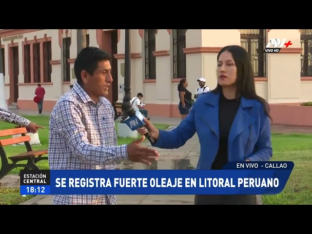 ⁣Fuerte oleaje causa el desborde del mar frente a la plaza Grau en el Callao