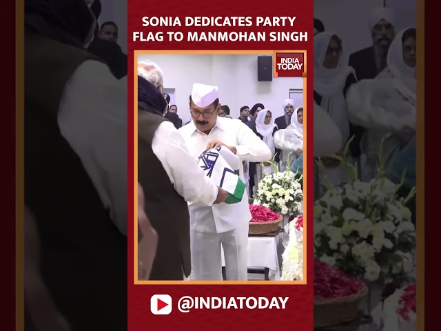 ⁣Sonia Gandhi Laid  Party Flag Over The Mortal Remains Of Late Former PM Manmohan Singh