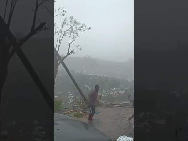 ⁣Cyclone Chido à Mayotte : des images de la population entrain de fuir les bangas