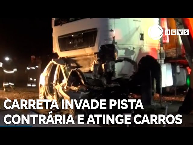 ⁣Carreta invade pista na contramão e bate em três carros na rodovia Fernão Dias