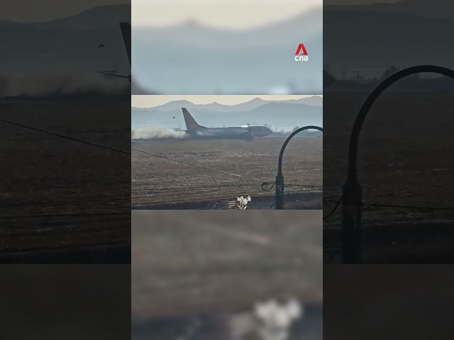 ⁣Moments before Jeju Air plane crashes in South Korea