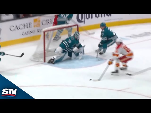 ⁣Sharks’ Yaroslav Askarov stuns Flames’ Jakob Pelletier with acrobatic stop