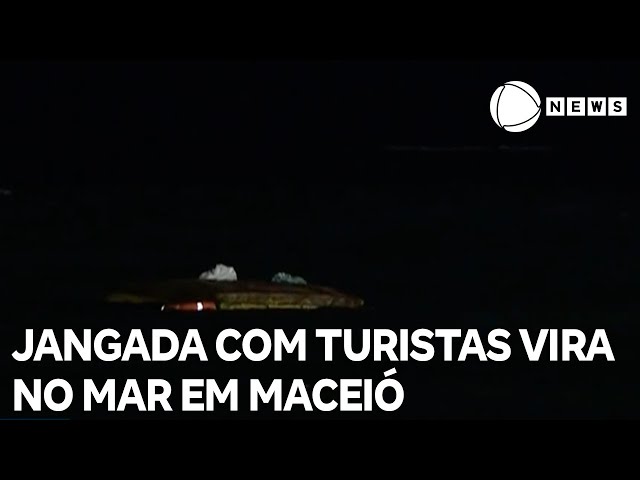 ⁣Jangada vira no mar e turistas são resgatados em Maceió