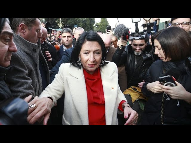 ⁣Géorgie : Kavelachvili prête serment, Salomé Zourabichvili dit être la "seule présidente légi…