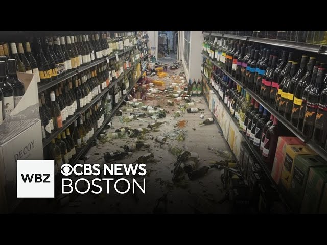 ⁣North Andover community cleans up liquor store after break-in and robbery