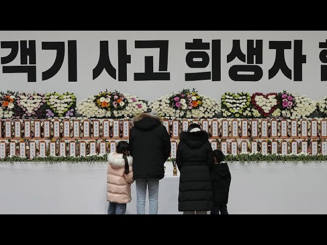 ⁣People lay flowers at to remember 179 victims of Sunday’s plane crash in Muan