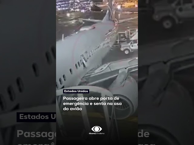 ⁣Passageira abre porta de emergência e senta na asa do avião