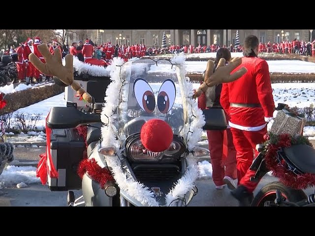 ⁣À Belgrade, des centaines de pères Noël à moto en l'honneur des enfants handicapés