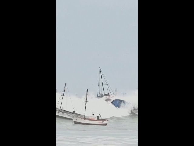 ⁣Terrifying waves from unusually large swell flip boats in Peru #Shorts