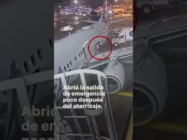 ⁣Mujer abre salida de emergencia de avión por ataque de ansiedad - N+ #Shorts