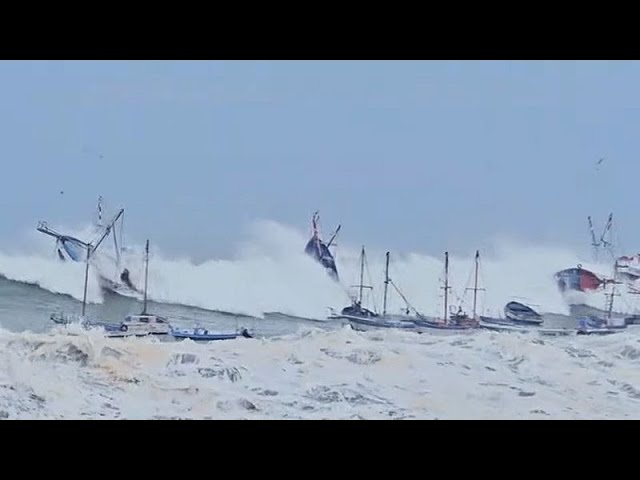 ⁣NO COMMENT: Enormes olas de hasta cuatro metros azotan la costa de Perú