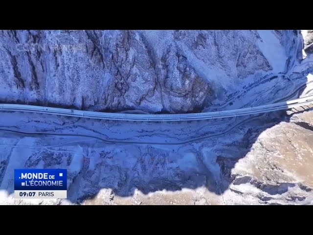 ⁣Achèvement des travaux du plus long tunnel autoroutier du monde dans le Xinjiang