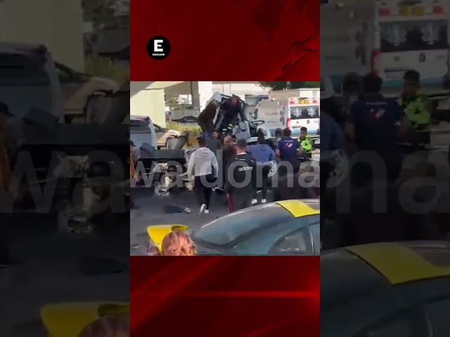 ⁣Pipa cae de puente vehicular y cae sobre cuatro coches