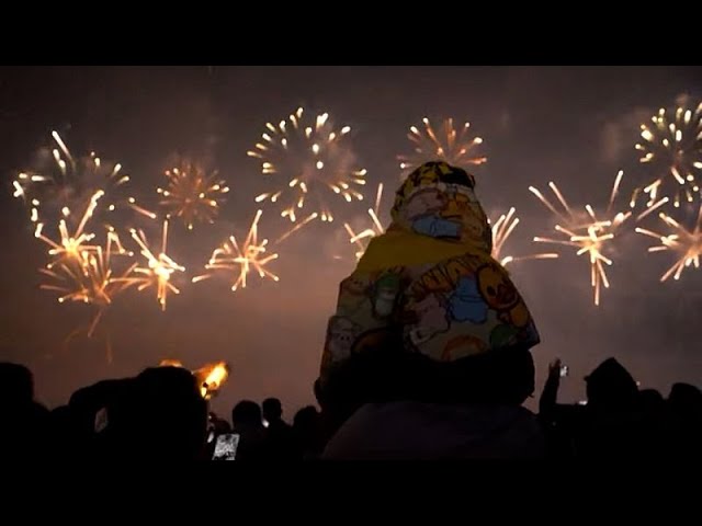 ⁣Incroyable spectacle pyrotechnique pour célébrer la nouvelle année en Chine