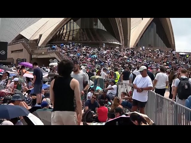 ⁣Stundenlanges Warten und die Hoffnung auf einen guten Platz, um das Feuerwerk in Sydney zu sehen