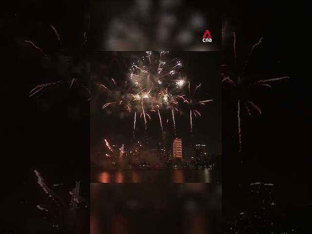 ⁣Singapore rings in 2025 with 15 minutes of fireworks over Marina Bay